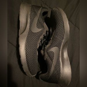 Women’s All Black Nikes Shoes